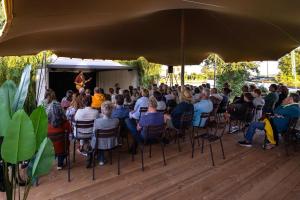 ヘーグにあるWaterherberg It Beakenのテントの下に座る人々