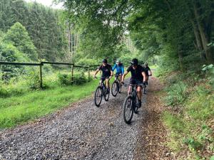 un grupo de personas montando bicicletas por un camino de tierra en Gemütliches Ferienapartment Für jedes Budget, en Horhausen