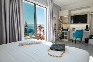 Телевизор и/или развлекательный центр в Resort La Battigia Beach & Spa