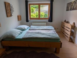 En eller flere senge i et værelse på Ferienwohnung Hofheinz