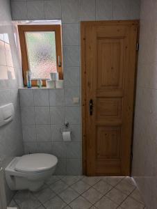 Et badeværelse på Ferienwohnung Hofheinz + 20 billeder