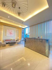 Un vestíbulo con mostrador de recepción en un edificio. en SMDC BLoom Condo Tower A Unit 415, en Sampong 18 fotos más