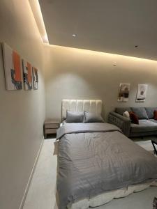 Ένα ή περισσότερα κρεβάτια σε δωμάτιο στο استديو بتصميم حديث وجميل