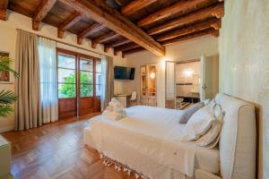 Кровать или кровати в номере Villa Mario Resort +68 фотографий