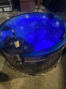 a hot tub with two bottles of wine in it at Casa Ama in Steierdorf