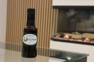 eine Flasche Wein auf einem Tisch in der Unterkunft Casa Rural La Tajuela in Bohonal de Ibor + 10 Fotos