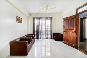 uma sala de espera com sofás de couro e uma janela em Super Collection O Kalyan Nagar Formerly Prime Square em Bangalore