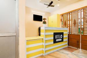 TV o dispositivi per l'intrattenimento presso Super Hotel O Dakshin Dwar Formerly Radha Krishna Niwas