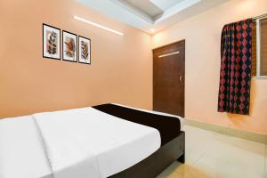 Letto o letti in una camera di Super Hotel O Dakshin Dwar Formerly Radha Krishna Niwas