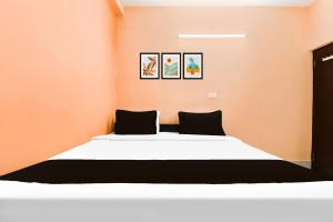 Letto o letti in una camera di Super Hotel O Dakshin Dwar Formerly Radha Krishna Niwas
