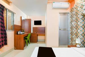 TV o dispositivi per l'intrattenimento presso Super Hotel O Dakshin Dwar Formerly Radha Krishna Niwas