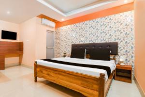 TV o dispositivi per l'intrattenimento presso Super Hotel O Dakshin Dwar Formerly Radha Krishna Niwas