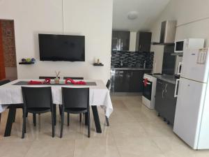 Una cocina o cocineta en L appart du trou d eau