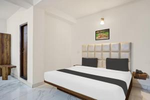 Ένα ή περισσότερα κρεβάτια σε δωμάτιο στο Townhouse Kachighati Formerly Palm Bliss