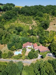 an aerial view of a house with a pool at Chambre d'Hôtes du Domaine de Gargoris, Terrasse Privée & Piscine in Pont-du-Casse
