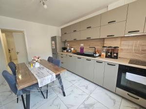 Kuchyň nebo kuchyňský kout v ubytování Ann's apartment