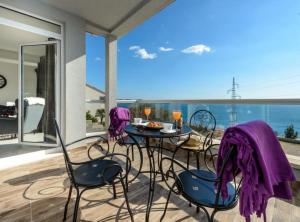 balcón con mesa y sillas y vistas al océano en Apartments Villa Capitano, en Mlini 34 fotos más
