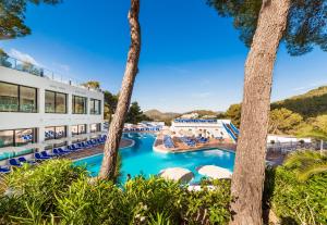 - une vue sur la piscine du complexe dans l'établissement Globales Montemar, à Cala Llonga