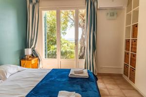 ポルト・ヴェッキオにあるVilla A signoriaのベッドと大きな窓のある寝室 +49枚の写真