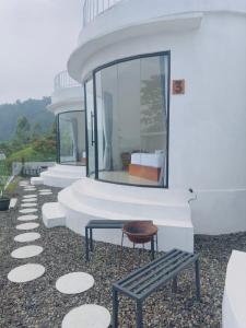 Balkón nebo terasa v ubytování TUGU Bali glamping