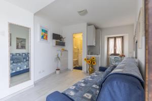 a living room with a couch and a mirror at Appartamento Francisca, Domaso, Como Lake in Domaso