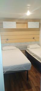 A bed or beds in a room at Bungalow 5 pers