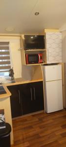 A kitchen or kitchenette at Bungalow 5 pers Még 12 kép