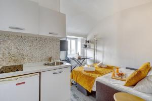 cocina con cama y lavabo en una habitación en 542 Suite Montrouge - Appartement proche de Paris, en Montrouge