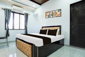 a bedroom with a large bed in a room at Super Hotel O Dabha Hilltop in Nagpur
