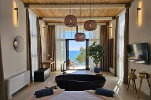 BrcaにあるHigh-End Villa with Private Beach Accessの眺めの良い部屋には大きな浴槽のあるバスルームがあります