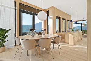 a dining room with a table and chairs at Eksklusiv hytte i naturskjønne omgivelser, Lofoten in Storøya