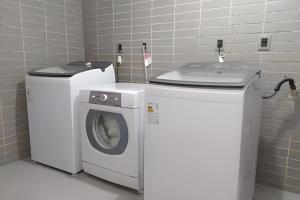 a washing machine and a washer in a bathroom at Flat à beira-mar Infinity at the Sea - MyFlats Hospedagens in João Pessoa