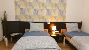 Posteľ alebo postele v izbe v ubytovaní Green Apartman Salgótarján