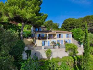 een luchtfoto van een huis met bomen bij Villa Le Port d'attache in Vallauris