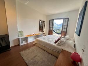 Katil atau katil-katil dalam bilik di Vista para montanhas, lareira e hidromassagem
