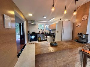Dapur atau dapur kecil di Vista para montanhas, lareira e hidromassagem