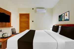 Voodi või voodid majutusasutuse Hotel O Ananthpur Formerly TR Residency toas