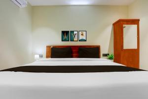 Voodi või voodid majutusasutuse Hotel O Ananthpur Formerly TR Residency toas