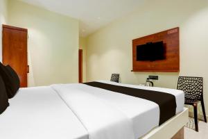 Televiisor ja/või meelelahutuskeskus majutusasutuses Hotel O Ananthpur Formerly TR Residency