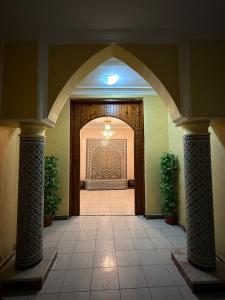 Tampak depan atau pintu masuk Tiznit Hotel