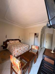 Tempat tidur dalam kamar di Tiznit Hotel