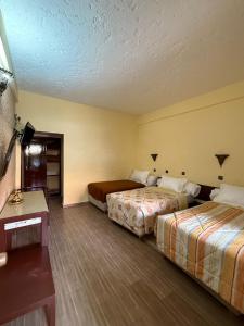 Tempat tidur dalam kamar di Tiznit Hotel