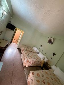 Tempat tidur dalam kamar di Tiznit Hotel