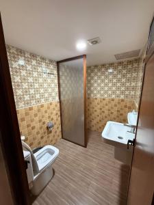 Kamar mandi di Tiznit Hotel