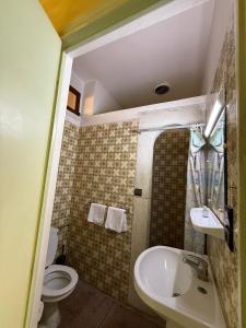 Kamar mandi di Tiznit Hotel