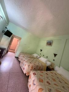 Tempat tidur dalam kamar di Tiznit Hotel