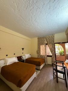 Tempat tidur dalam kamar di Tiznit Hotel