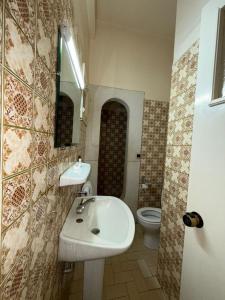 Kamar mandi di Tiznit Hotel