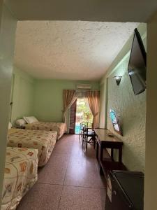 Televisi dan/atau pusat hiburan di Tiznit Hotel +37 foto