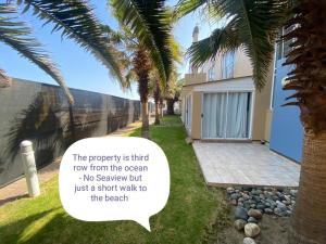ein Schild mit der Aufschrift „Das Anwesen ist eine kleine Reihe vom Meer entfernt, kein Meerwasser, aber in der Unterkunft Waterfront Cottage B2 in Swakopmund